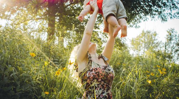 ”Brațele mele vor fi întotdeauna refugiul tău”: Iată de ce este bine sa-ți ții copilul în brațe cât mai mult
