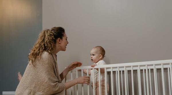 Copilului îi este frică de pătuț? Iată ce ar trebui să faci