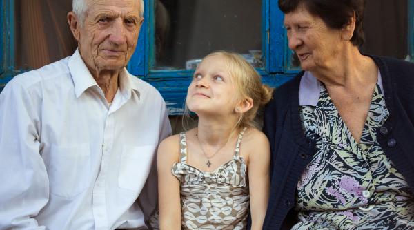 Părinții și bunicii nu sunt de acord cu privire la modul de creștere a copiilor. Disciplina, mâncarea și timpul pe ecrane provoacă dispute, arată un sondaj