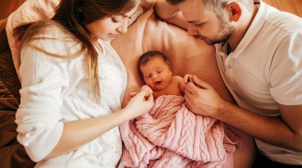 Father and his very important role in the breastfeeding process. Dr. Ilinca Tranulis: "The partner can protect the mother-child couple"