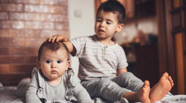 Sarcinile pe care părinții NU ar trebui să le delege fraților mai mari, potrivit psihologilor: „Părinții au responsabilitatea de a gestiona educația tuturor copiilor lor!”