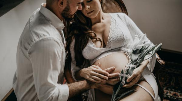 Simptomele sarcinii masculine: Atunci când tatăl se simte și el ”însărcinat”