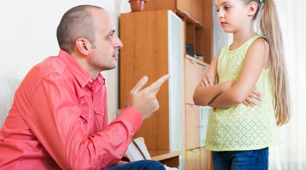 „Chiar trebuie să-ți spun de 100 de ori?” Cuvintele care provoacă nesiguranță și furie copiilor tăi, NU le spune! Ce să pui în loc