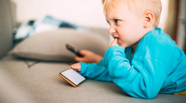 „Pediatrii ar trebui să întrebe și despre hrana digitală a copilului”. Agenția pentru Protecția Datelor trage un semnal de alarmă: „Trebuie să acționăm!”