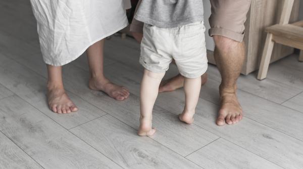 „Pune șosete că răcești!” Virușii nu intră prin picioare și alte mituri pe care un pediatrul le demontează