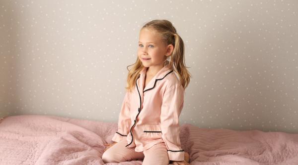 „A fost o lecție grea, dar necesară”. Un tată a declanșat o mare agitație pe internet după ce și-a trimis fiica de șapte ani la școală în pijamale