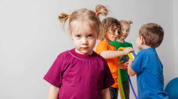 Cum să-mi educ copilul astfel încât să nu se lase manipulat de prieteni? Specialist: „Evită să fii prea protectiv și urmează aceste sfaturi!”