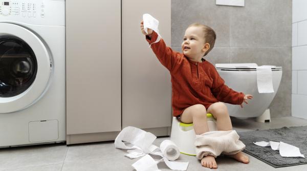 Antrenăm copilul la oliță sau direct la toaletă? Primul potty trainer din România răspunde la cele mai arzătoare întrebări ale părinților / VIDEO
