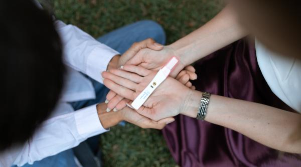 ”Ce să fac? Fiica mea adolescentă este însărcinată!”: Sfaturi și opțiuni pentru a trece cu bine prin astfel de situații