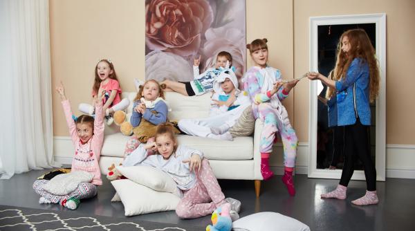 Pentru părinții care se tem să invite mulți copii acasă. Cele trei reguli pe care să le spui prietenilor micuțului tău, conform unui neuropsiholog