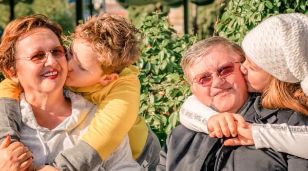 Bunicii nu vor putea avea grijă de nepoți în viitor, potrivit unui studiu recent