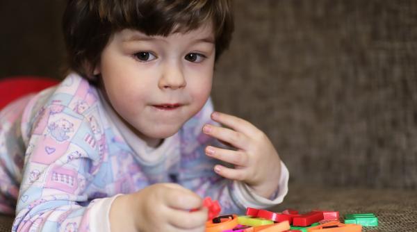 Cele mai frecvente probleme pe care le au copiii cu autism, potrivit cercetărilor științifice