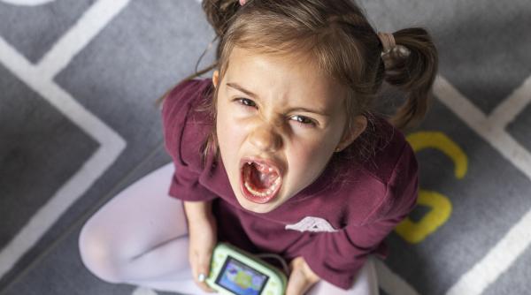 Învață-i pe copii să-și controleze emoțiile cu aceste patru sfaturi de la un cunoscut expert în parenting