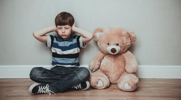 Pericolul uriaș al etichetării copiilor. „Ești încăpățânat”, „obraznic”, „fricos”, „bătăuș” pot deveni „profeții” care se împlinesc de la sine