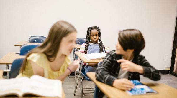 Copilul tău a fost exclus din grupul de prieteni? Iată ce măsuri ar trebui să iei pentru a depăși situația