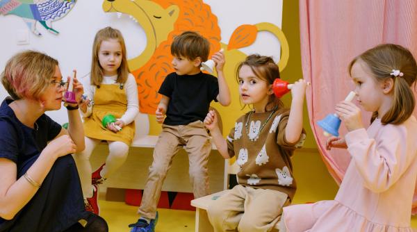 Grădiniţa din România care funcționează non-stop: Îţi laşi copilul luni şi îl iei vineri. Mulţi părinţi aleg această opţiune