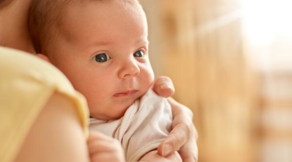 Regurgitare, vărsături și reflux gastroesofagian la bebeluși. Când să ne îngrijorăm? Minighid pentru părinți de la un medic pediatru