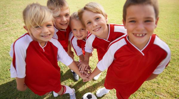 Sporturile de echipă, o alegere minunată pentru copii! Beneficiile uriașe ale acestor activități, conform psihologilor
