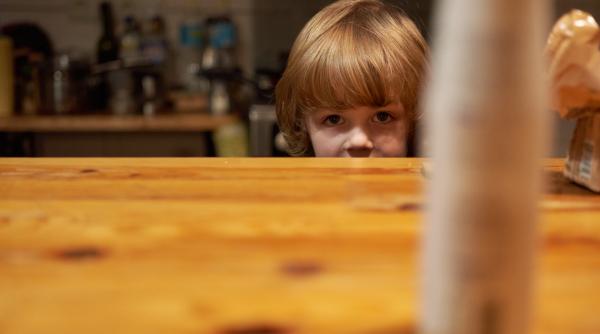 „Dacă ai putea lua cina cu oricine, pe cine ai alege?” Părinții s-au grăbit să-și aleagă o celebritate. Răspunsurile copiilor i-au impresionat până la lacrimi! / VIDEO