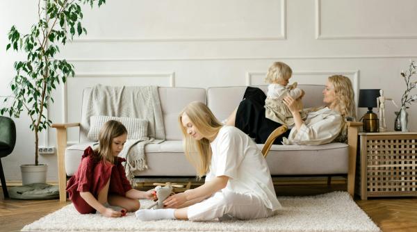 Cum să-i spui unei prietene „Te iubesc, dar copilul tău răsfățat e greu de suportat”