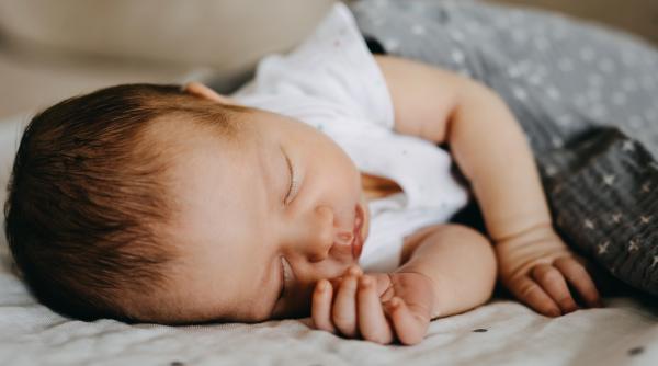 „Nu putem să ne creștem copiii după tabele!” Diana Rațiu spune la ce semnale trebuie să fim atenți ca să adormim micuțul: „Sunt semne de somn și de oboseală, două lucruri diferite!” / VIDEO