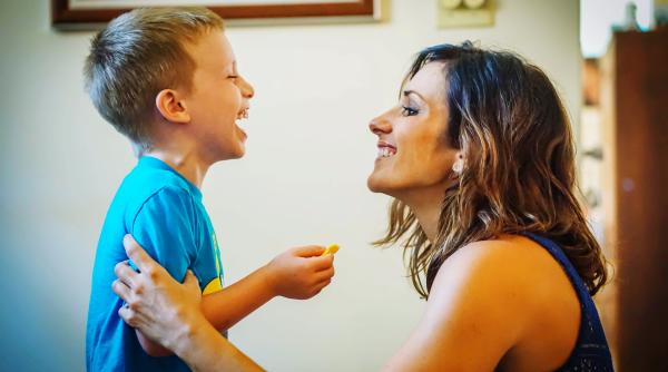 Abuzul de întărire pozitivă dăunează stimei de sine a copiilor, potrivit psihologilor: „Unii părinți cad în capcana excesului de laude și aprecieri”