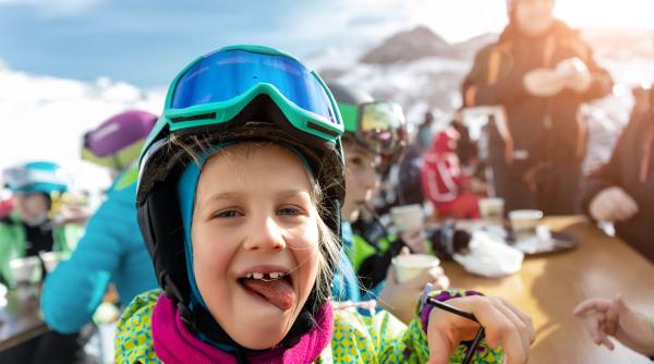 A început vacanţa de schi pentru elevii din 26 de judeţe! Mulți s-au aventurat deja către pârtii