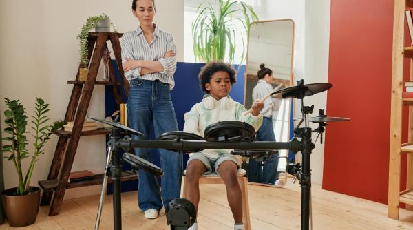 Acestea sunt beneficiile incredibile ale cântatului la tobe pentru copii