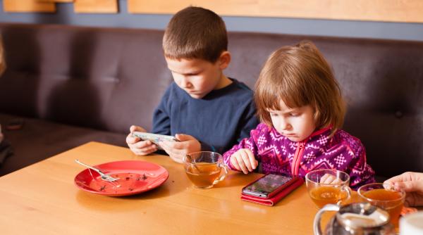 Jocuri pentru copii într-un restaurant ca să nu mai stea la ecrane. Sunt foarte simple!