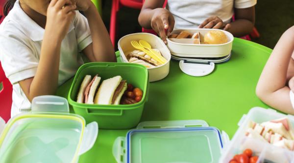 „Motivul enervant pentru care educatoarea are o problemă cu pachețelul fetiței mele. Nu pentru că este nesănătos!” Revolta unei mame pe rețelele sociale