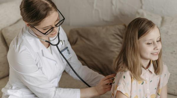 Disfagie sau dificultate la înghițire la copii: Un simptom la copii care apare destul de frecvent