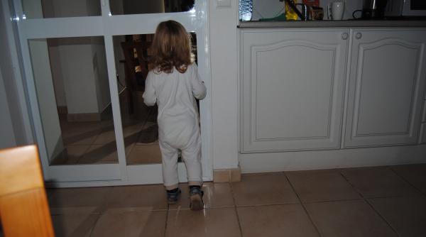 Fetiță de 2 ani, lăsată singură acasă, cât mama este la serviciu. Cazul a stârnit dezbateri aprinse în rândul părinților: „Este prea periculos!”