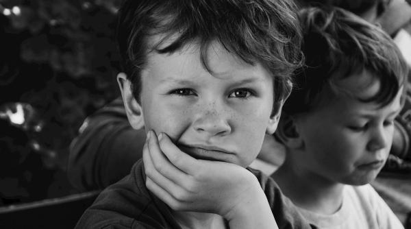 Frați cu o relație strânsa de dependență: Iată ce ar trebui să știi