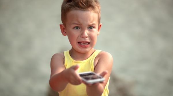 Reduceți crizele de furie ale copilului când îi închideți ecranul! Sfaturi simple de la un psiholog: „Nu dați avertisment de două minute!”