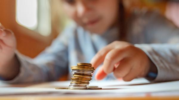 Cum câștigă un copil banii și de când? Roxana Bucur și Andrei Popa: „Părinții sunt îngrijorați ca nu cumva micuțul să nu mai facă nimic fără bani” / VIDEO