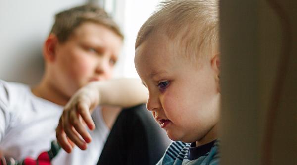 Lucrurile importante pe care micuții și-ar dori să le cunoască părinții lor, potrivit unui expert în creierul copiilor: „Le simt, dar nu reușesc să ni le comunice”