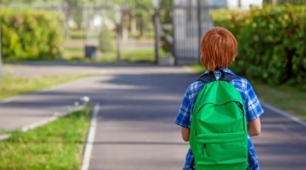 Părinții unui absolvent de liceu la numai 9 ani își împărtășesc regula de parenting nr. 1: „Trebuie să dezvolți o altă mentalitate”