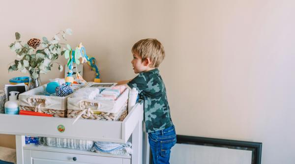 ”Nu pune mâna!”. Pericolele și copiii: De ce aceștia sunt atrași de lucruri periculoase?