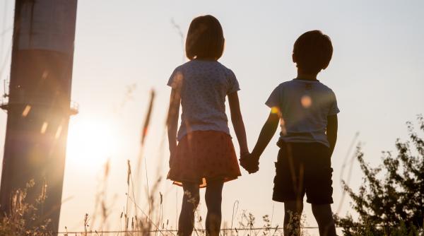 Știți ce este un copil „ancoră” și presiunea pe care o duce în spate? Neuropsiholog: „Poate genera o personalitate nesănătoasă!”