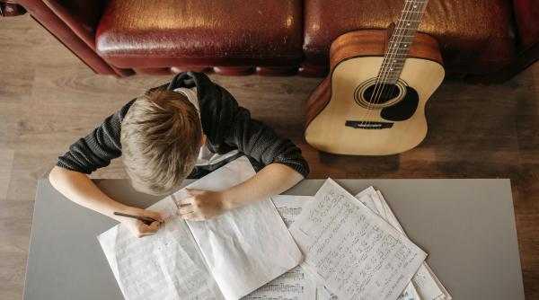 Chitara: instrumentul capabil să dezvolte inteligența la copii. Iată ce au descoperit specialiștii