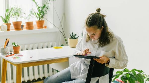 Adolescenții, influencerii și relațiile parasociale: Când și cum ar trebui să interveniți