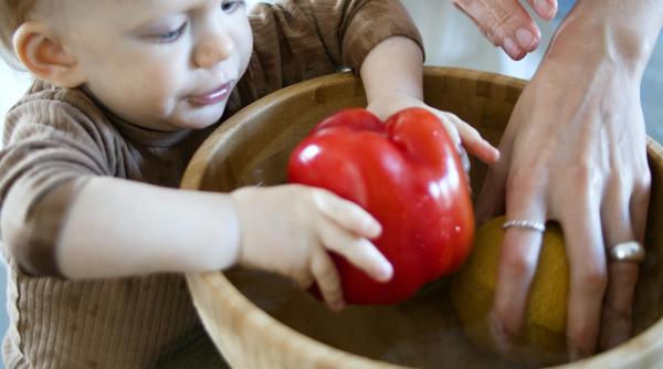 Trucuri pentru a-ți face copiii să mănânce legume. Specialiștii îndeamnă spre implicarea celor mici în pregătirea meselor