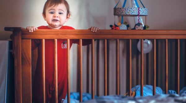 Ce simte copilul când îl lași singur să plângă? „Știu că îi deranjează, dar nu am alt mod de a mă exprima. Trebuie să mă liniștesc, dar nu știu cum!”