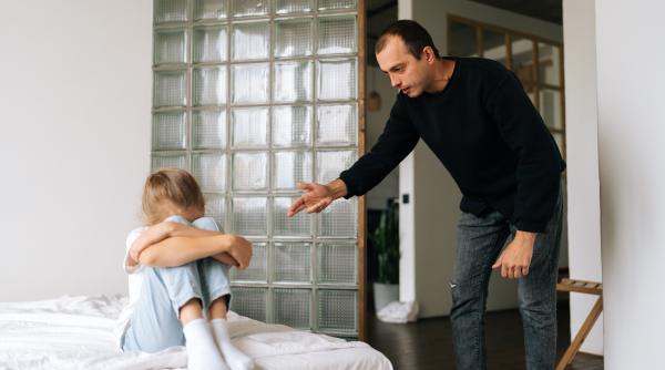 Părinții care cresc copii de succes NU folosesc niciodată aceste 5 afirmații toxice, susține un psiholog 