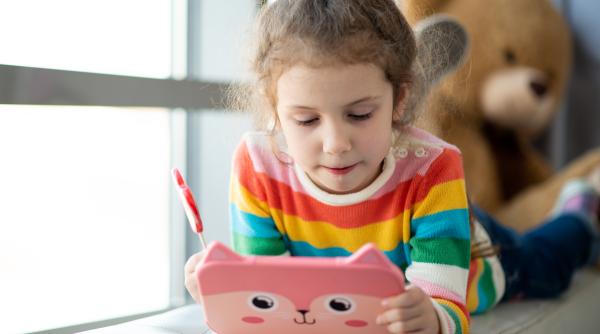 „Îl las la desene pentru că învață engleza de acolo!”. Pericolul real din spatele acestui „obicei” al părinților. Logoped Baban: „Pentru copil este derutant!”