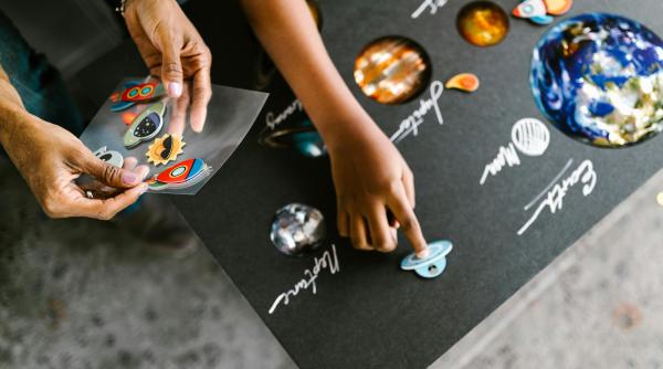 Copilul tău colecționează lucruri? Iată cele 4 beneficii ale acestei activități