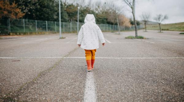 Harta care arată cât de departe de casă aveau voie copiii să meargă singuri. Acum 100 de ani, 10 km, iar acum, nu mai mult de 500 de metri