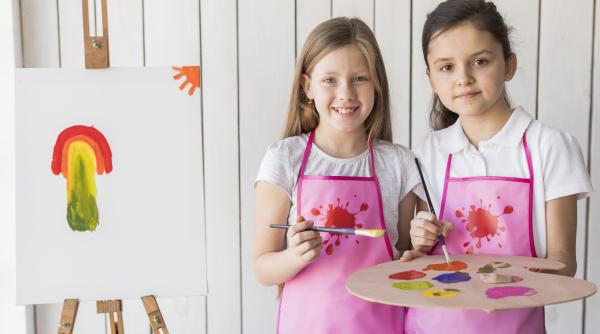 Cum să promovezi încrederea creativă la copii, conform unui cercetător de la Harvard. Ghid în 10 pași