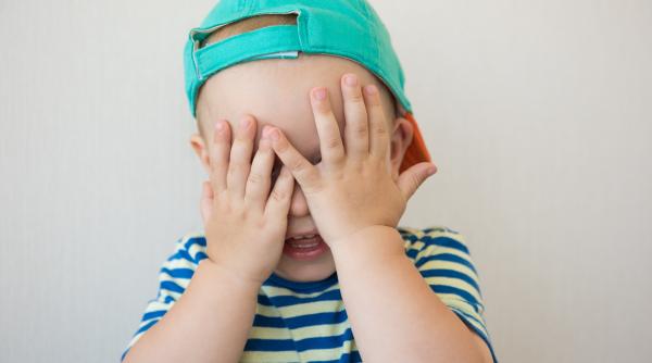 De ce își acoperă copiii ochii pentru a se ascunde? O serie de studii de la Universitatea Cambridge arată motivul