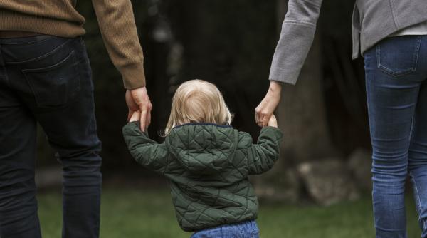 Consecințele psihologice asupra copiilor care au părinții stricți: Nu le afectează doar copilăria, ci pot avea repercusiuni chiar și în viața adultă